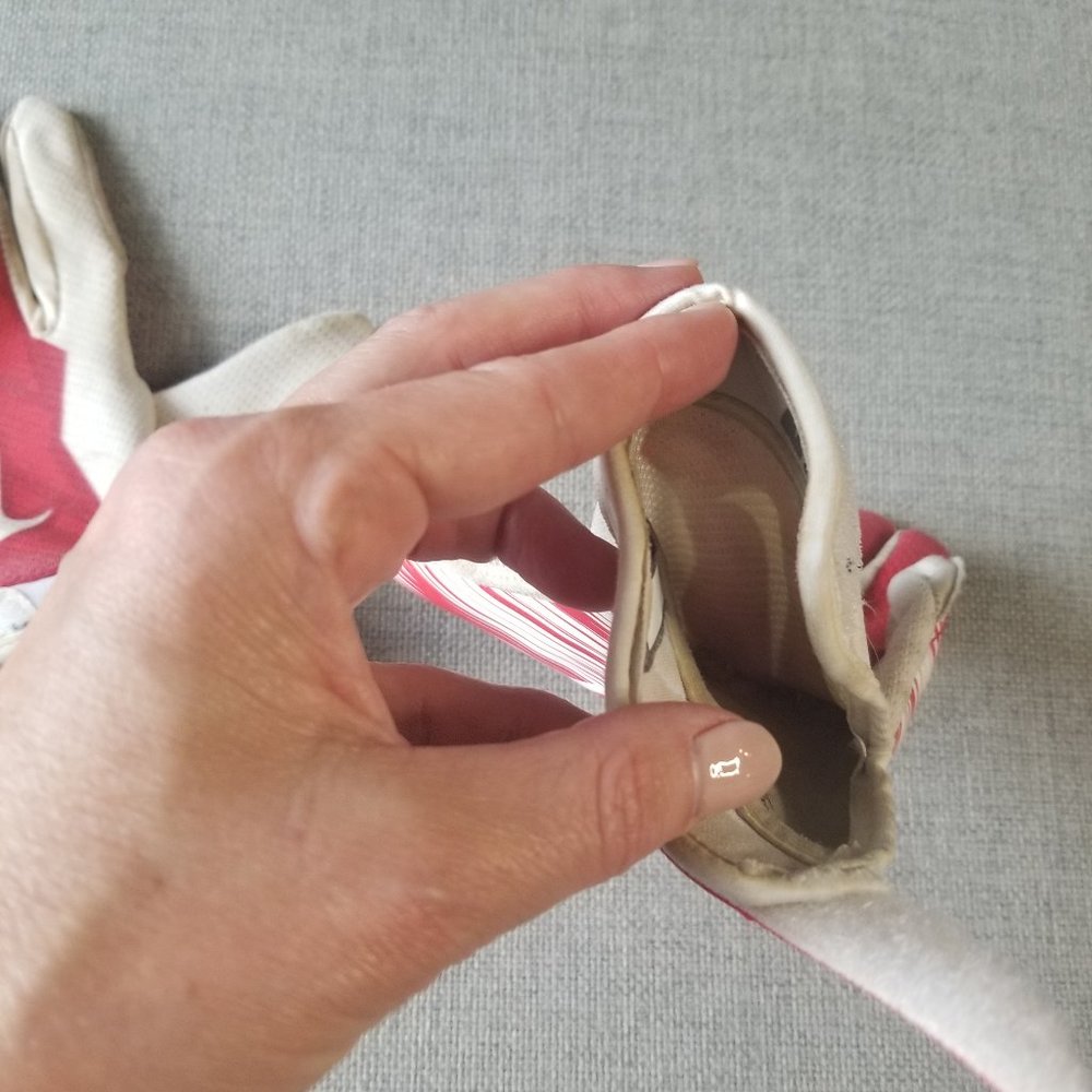 Nike Medium YOUTH Football gloves  🏈 - Picture 6 of 6